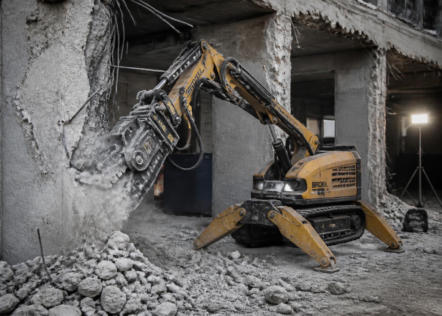 Rivningsrobot med betongsax river betongvägg inomhus